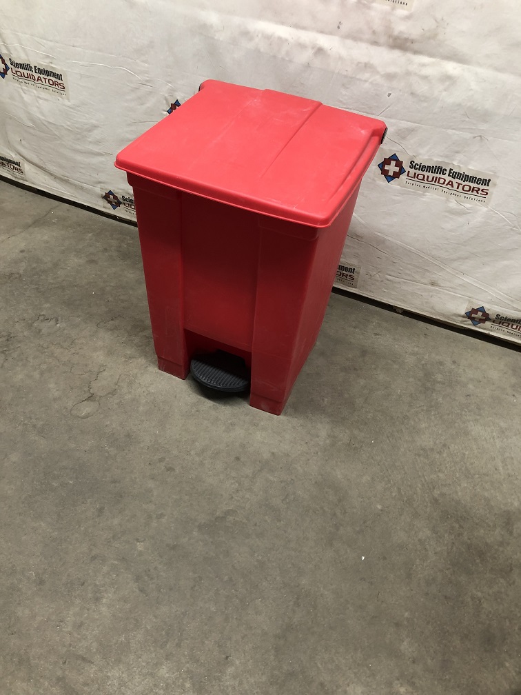 Rubbermaid 6143/6144 Step-On Container  