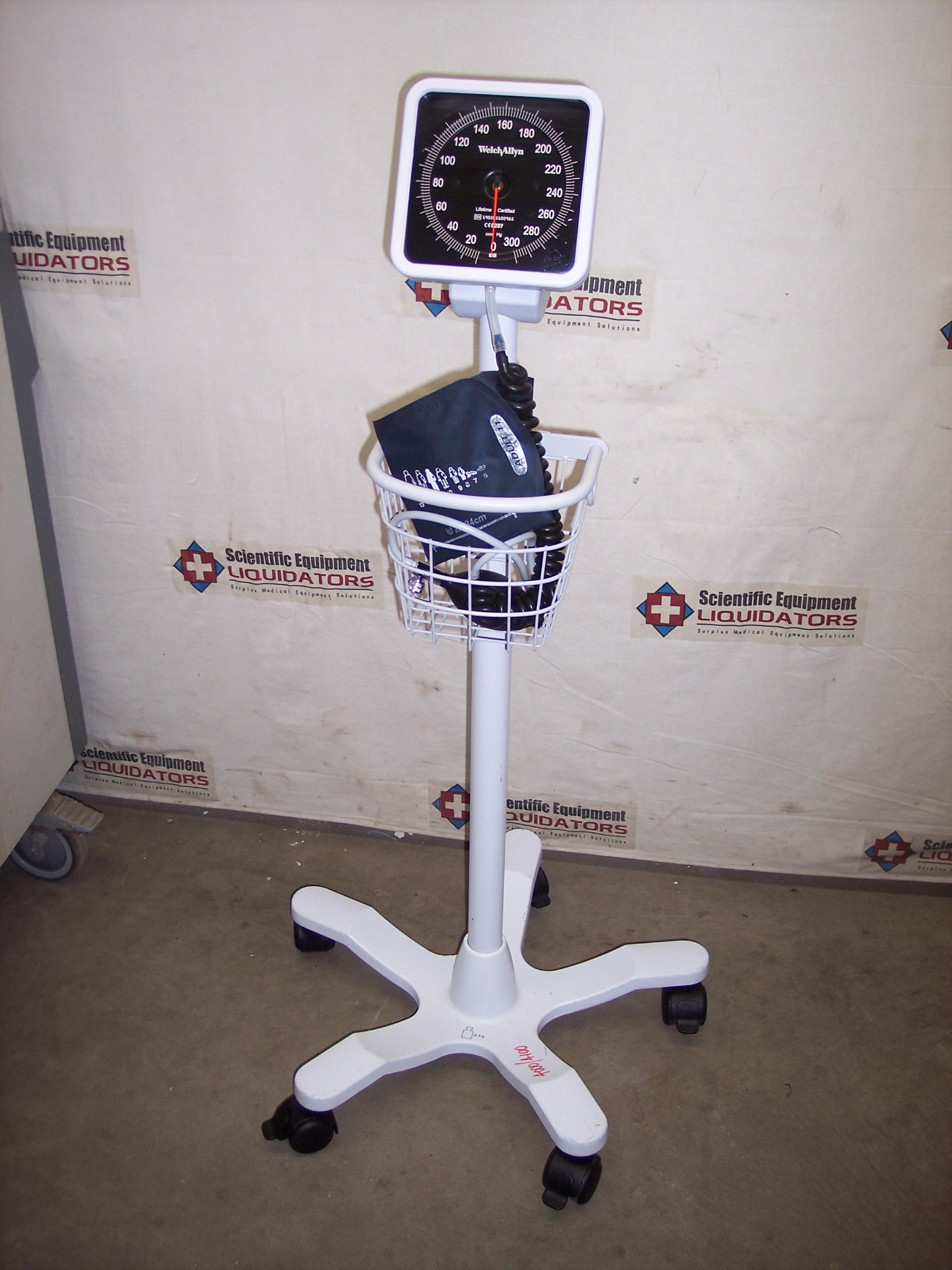 Welch Allyn 7670-03  Tycos Mobile Aneroid Sphygmomanometer