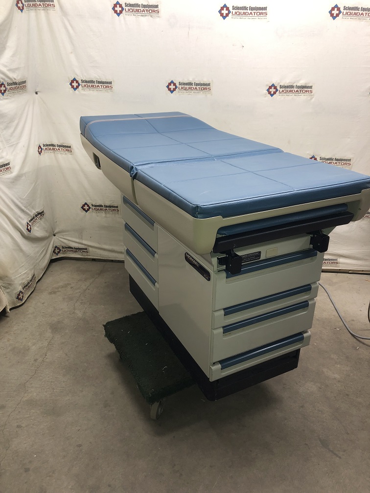 Midmark 404   Exam Table (Right Side Drawers)