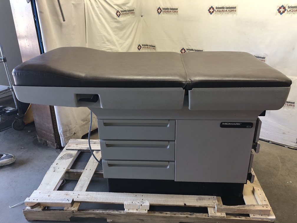 Midmark 404   Exam Table (Right Side Drawers)